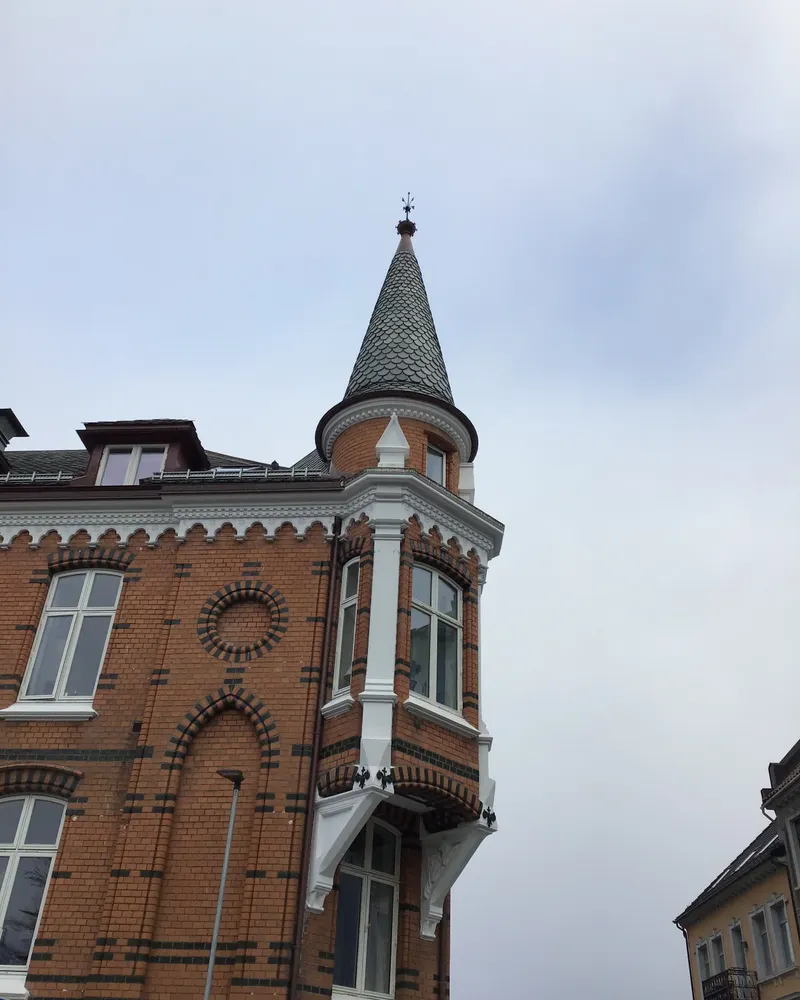 Ornamentdetalj i pusset murverk under fasaderehabilitering i Bergen